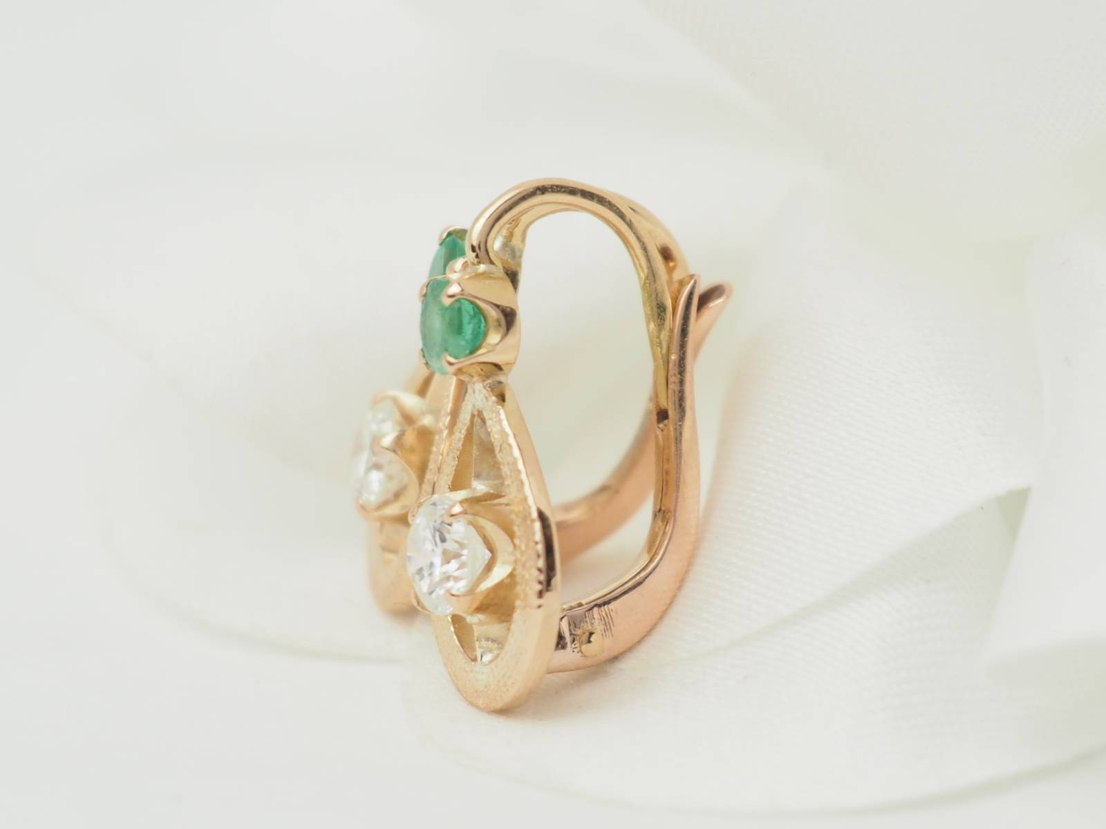 Boucles d'oreilles en or jaune, émeraudes et diamants