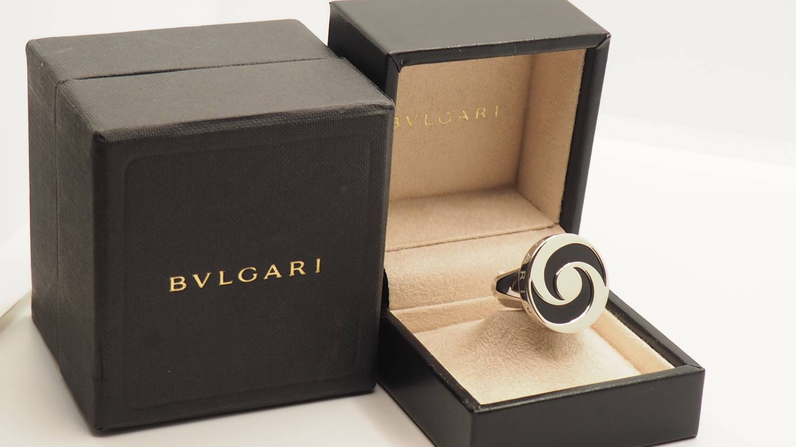 Bague en or blanc et onyx Yin Yang Bulgari