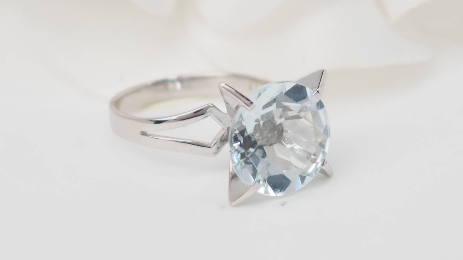 Bague vintage en or blanc et Aigue marine