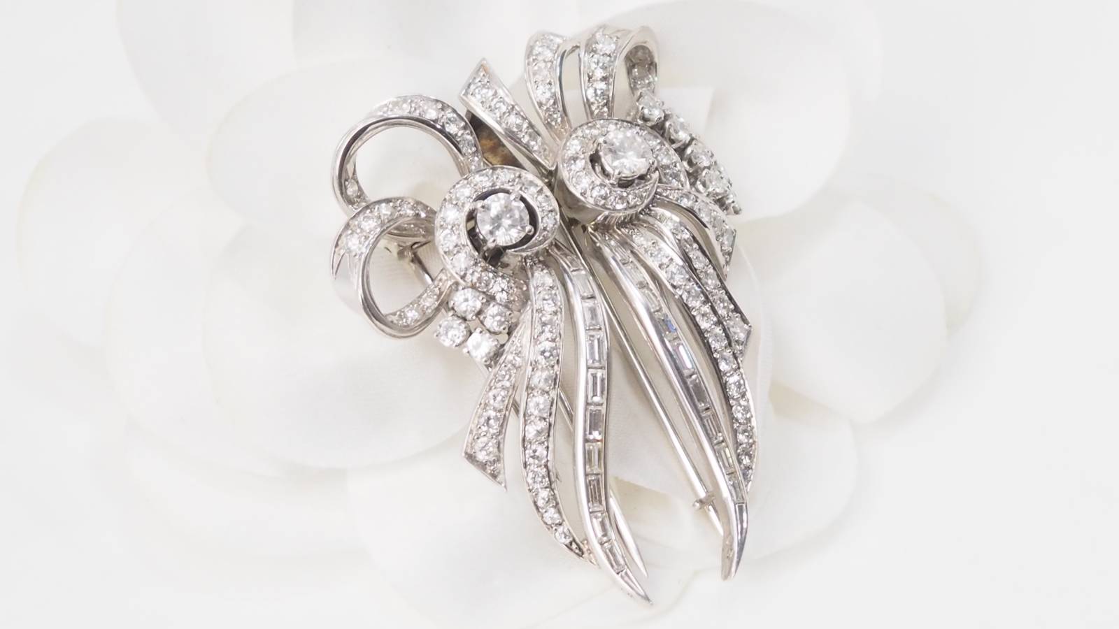 Broche Art déco double clips en or blanc et platine, diamants