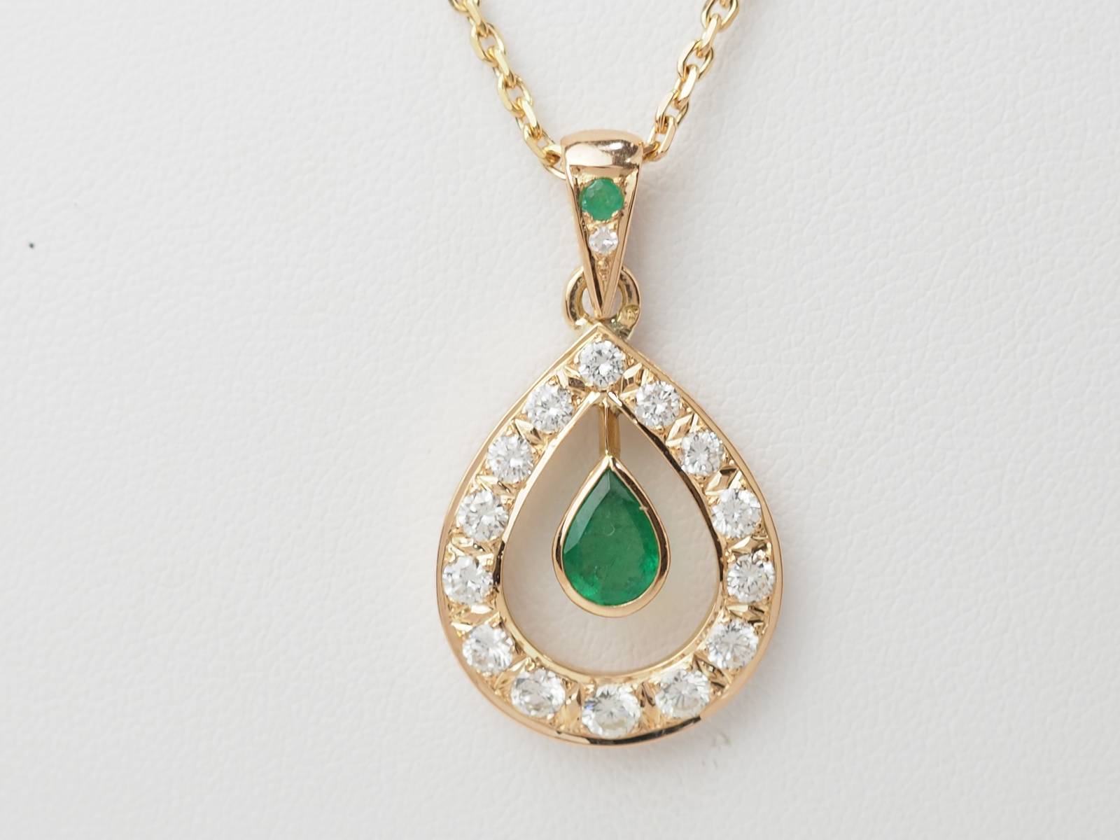 Collier pendentif en or jaune, émeraude et diamants
