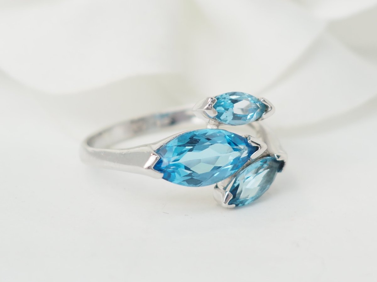 Bague en or blanc et topazes bleues - Maison Eloe