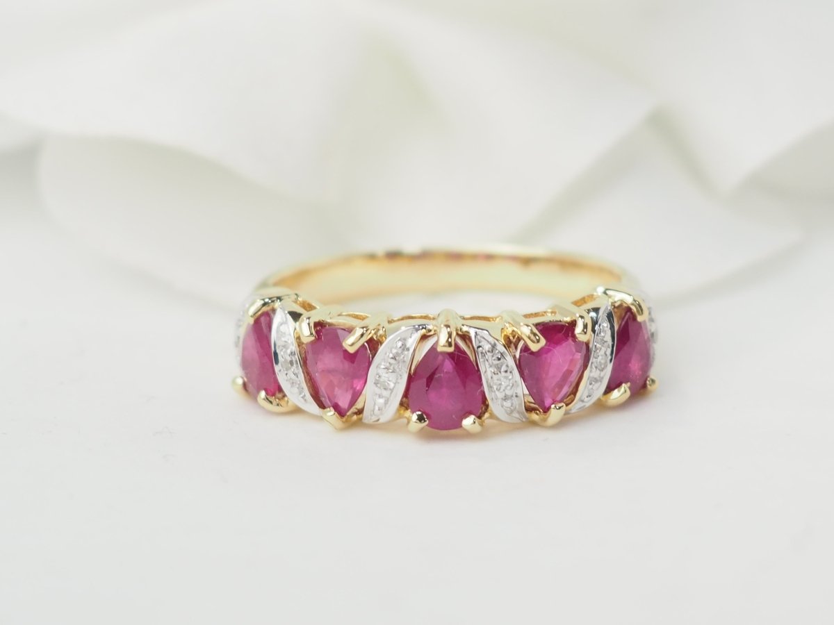 Bague en or jaune, rubis et diamants - Maison Eloe