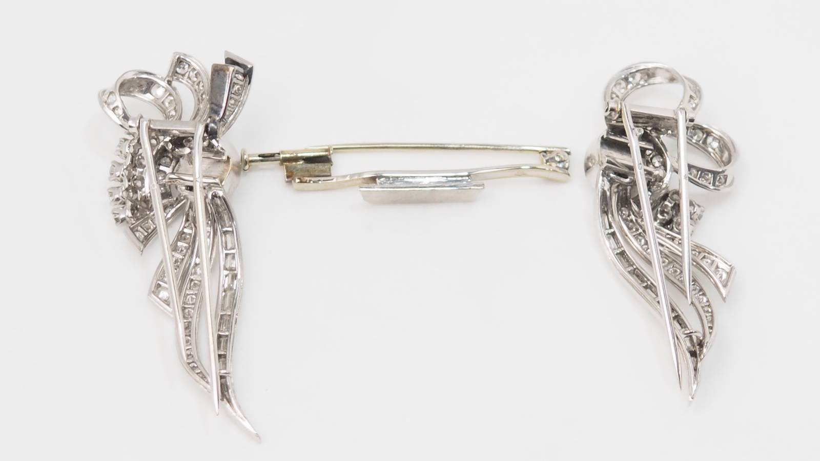 Broche Art déco double clips en or blanc et platine, diamants