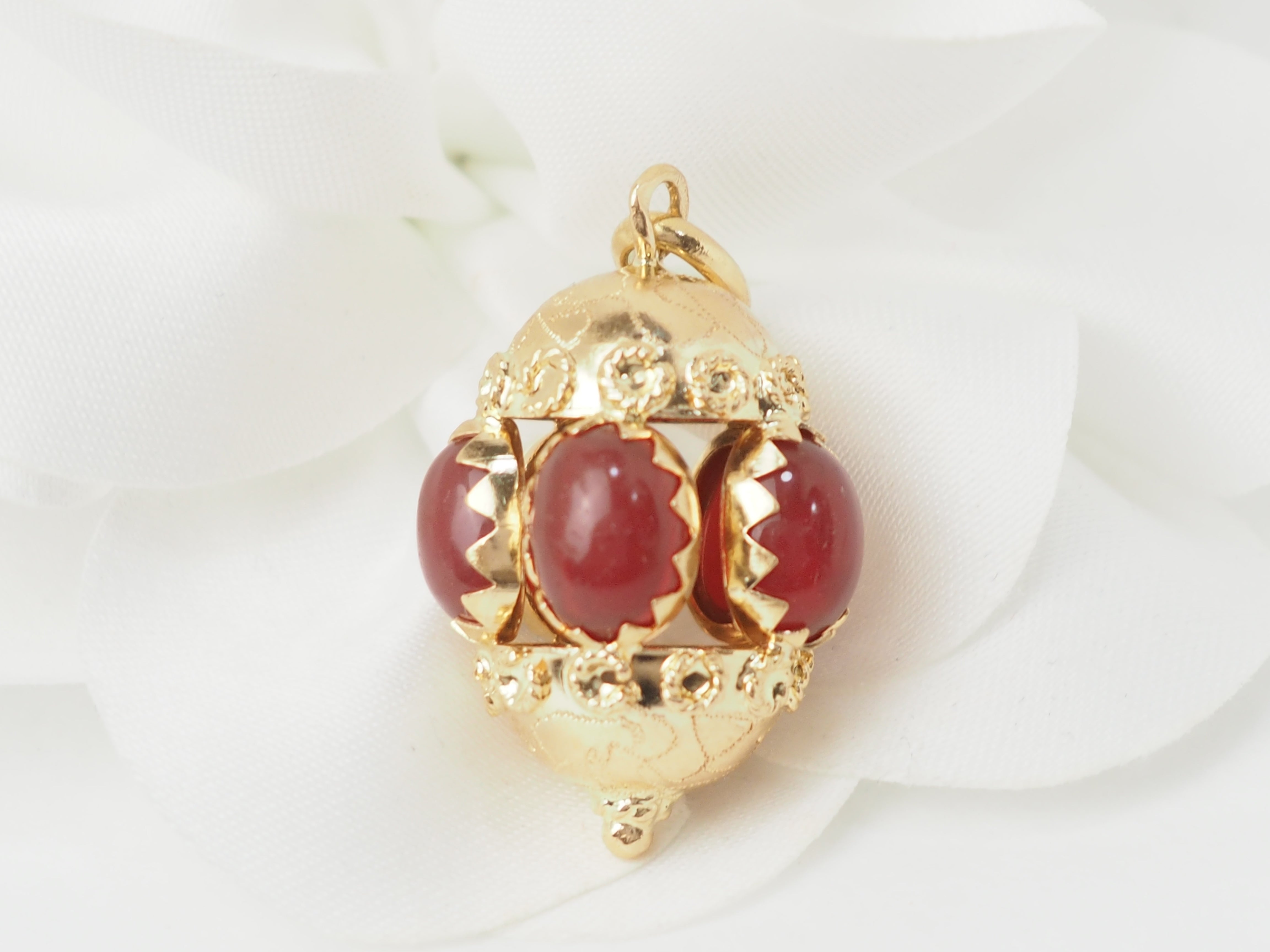 Pendentif breloque en or jaune et cormalines