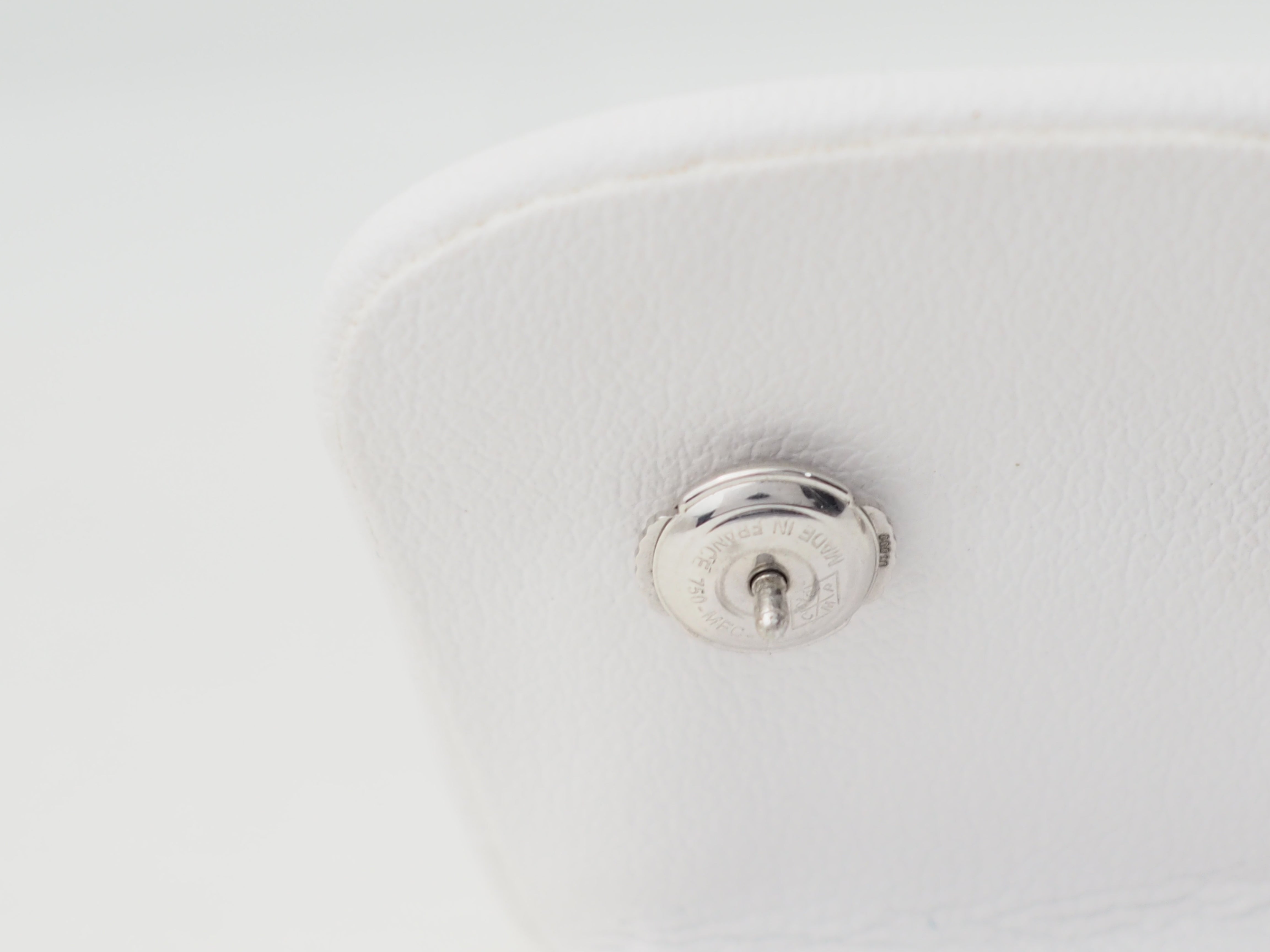 Paire de dormeuses anciennes en or blanc et diamants