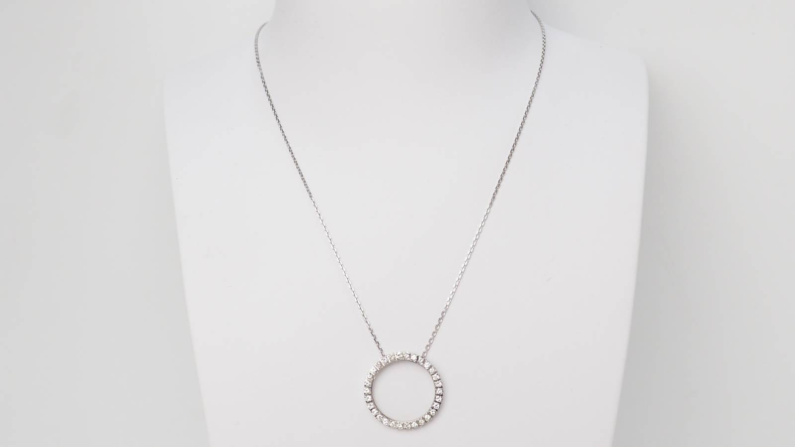 Collier pendentif cercle en or blanc et diamants