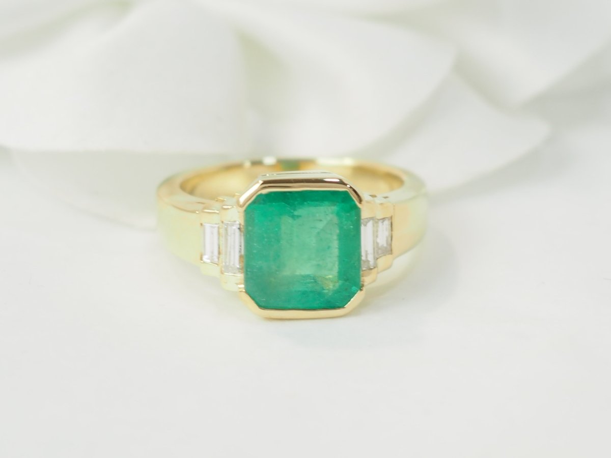 Bague vintage or jaune, émeraude et diamants - Maison Eloe