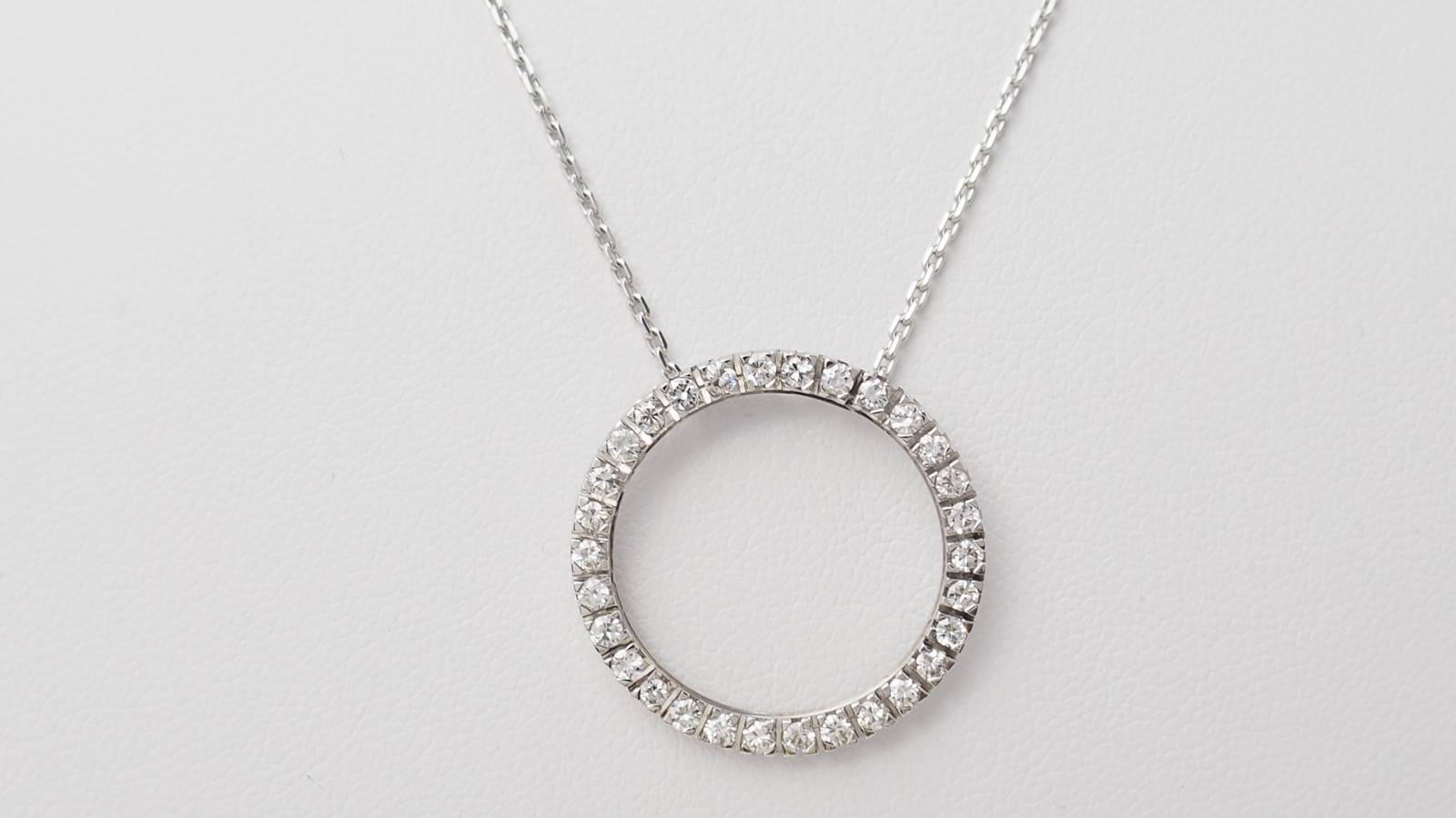 Collier pendentif cercle en or blanc et diamants