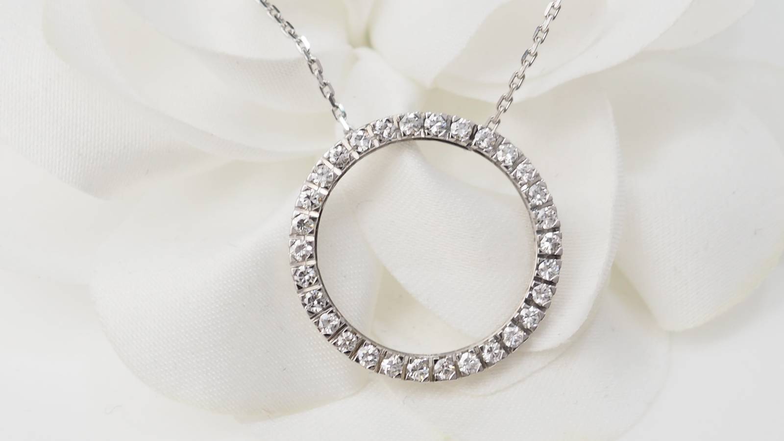 Collier pendentif cercle en or blanc et diamants