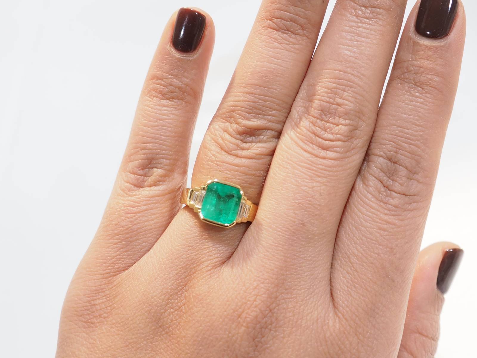 Bague en or jaune, émeraude et diamants