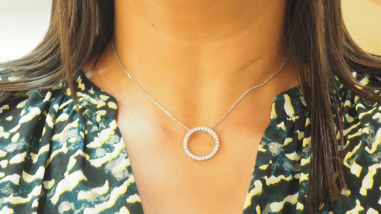 Collier pendentif cercle en or blanc et diamants