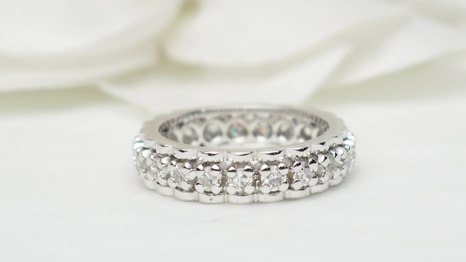 Alliance américaine ancienne en or blanc et diamants