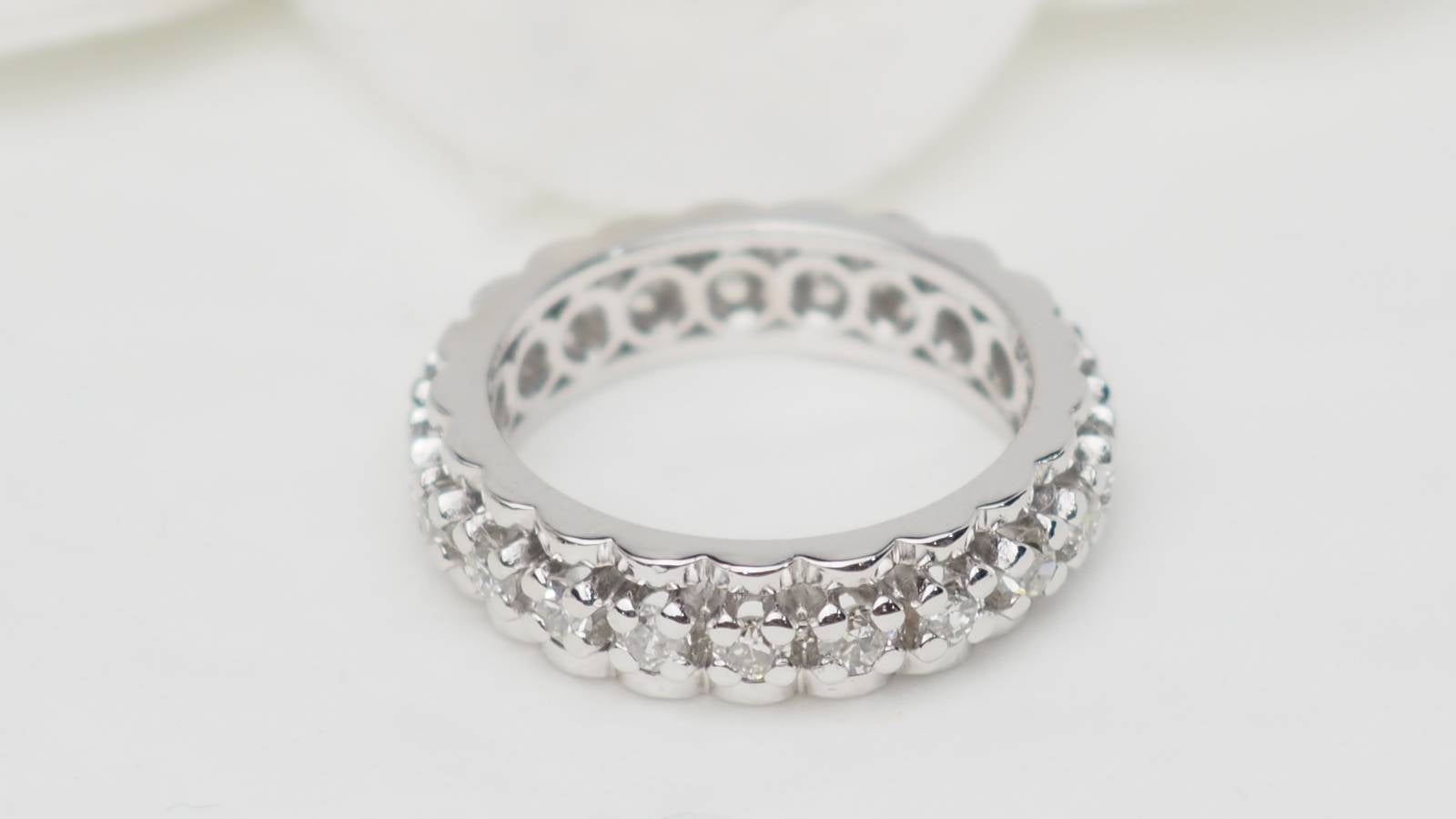 Alliance américaine ancienne en or blanc et diamants