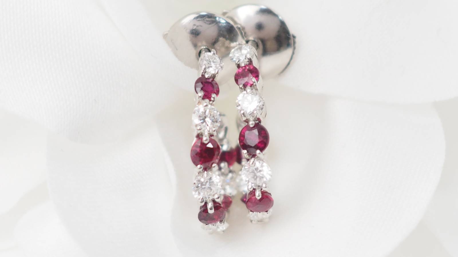 Boucles d'oreilles créoles en or blanc, rubis et diamants