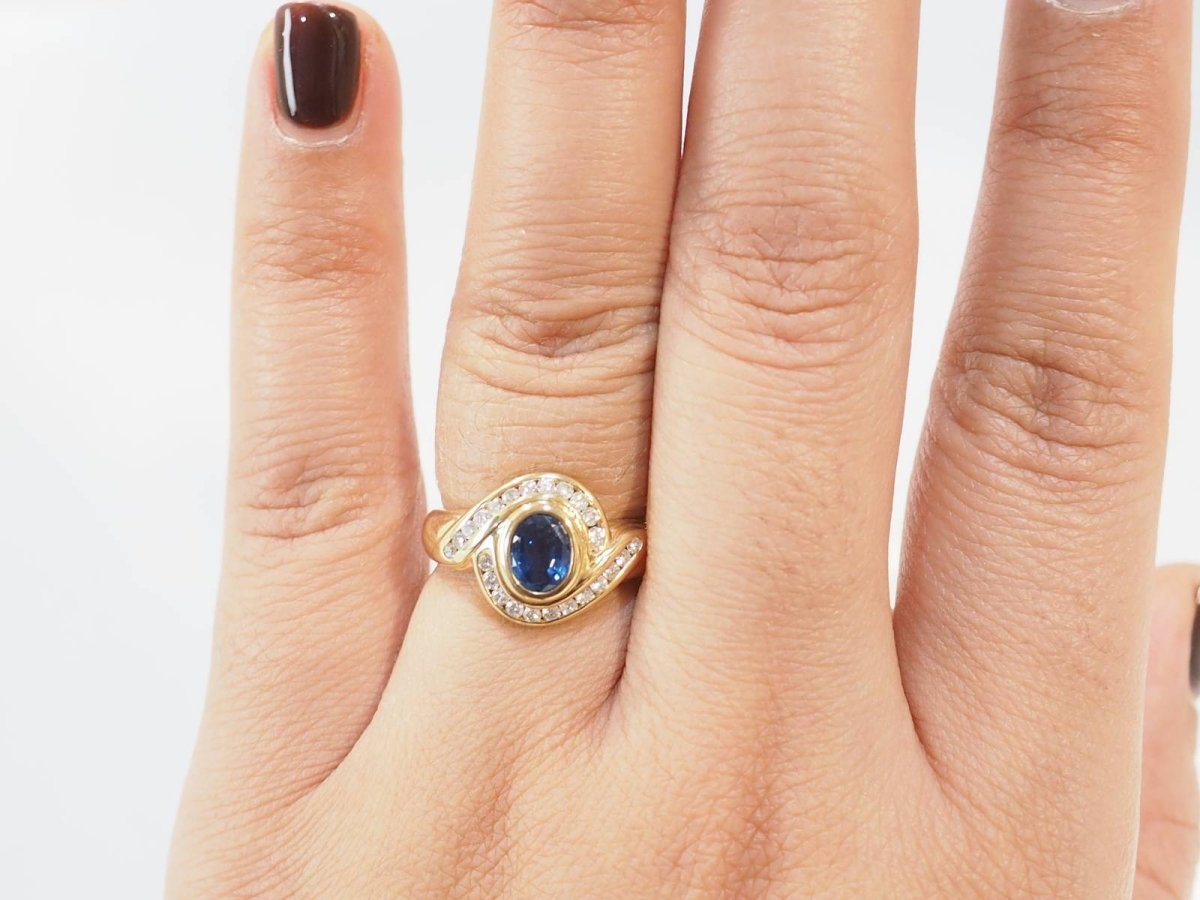 Bague vintage en or jaune, saphir ovale et diamants - Maison Eloe