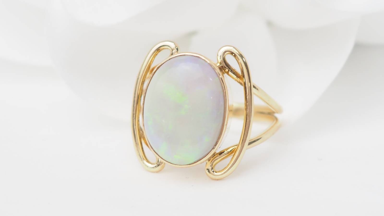 Bague ovale en or jaune et Opale