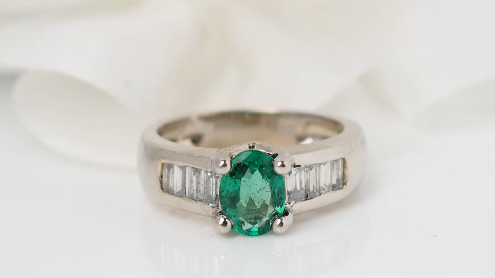 Bague de luxe en or blanc, émeraude et diamants baguettes