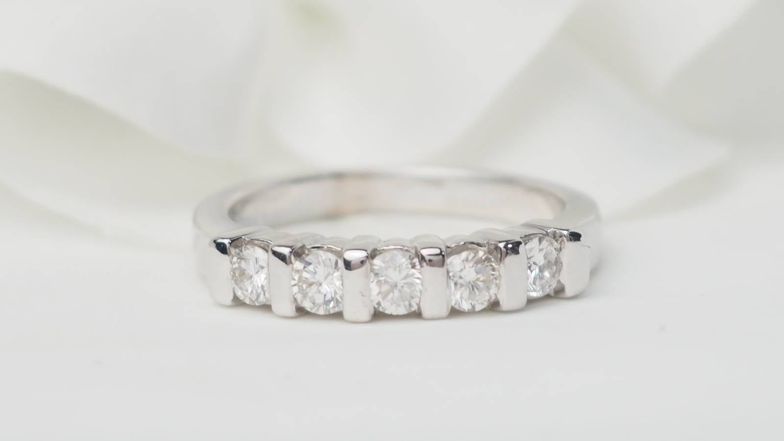 Demi alliance en or blanc et diamants 0.60ct