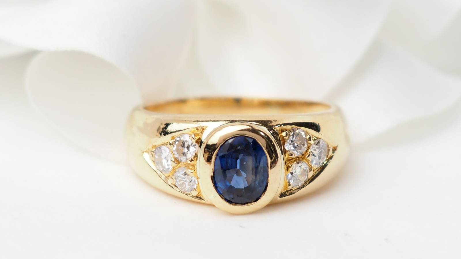 Bague Jonc en or jaune, spinelle bleu et diamants