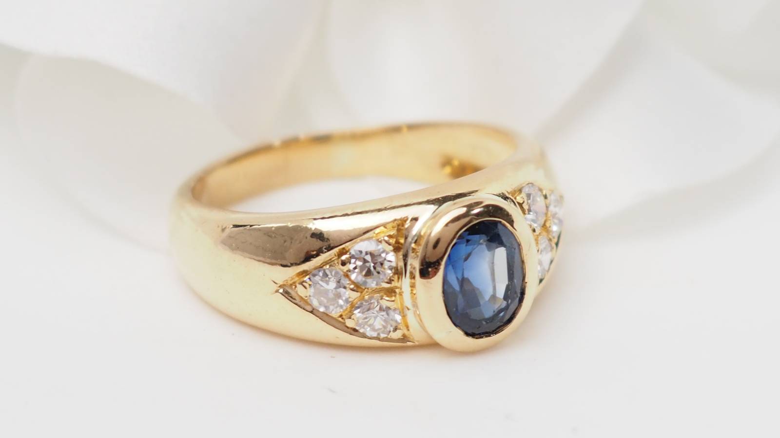 Bague Jonc en or jaune, spinelle bleu et diamants