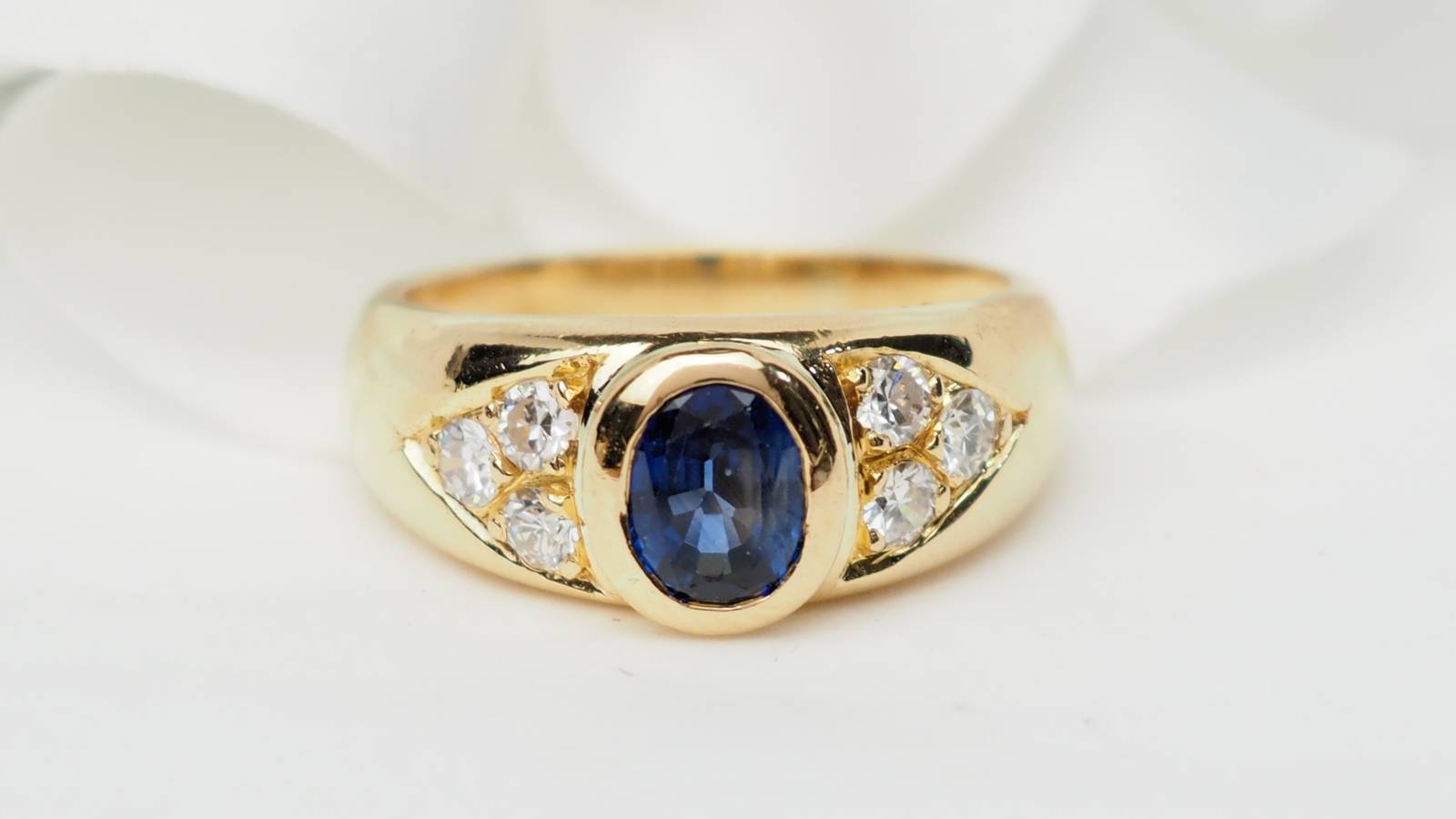 Bague Jonc en or jaune, spinelle bleu et diamants