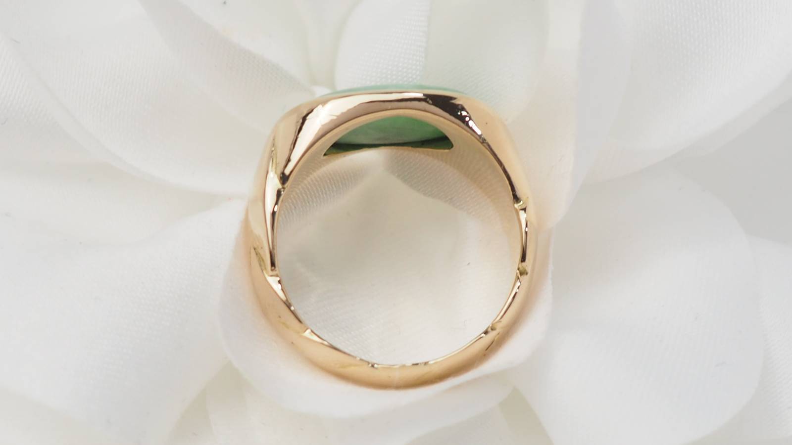 Bague chevalière en or jaune et cabochon jade