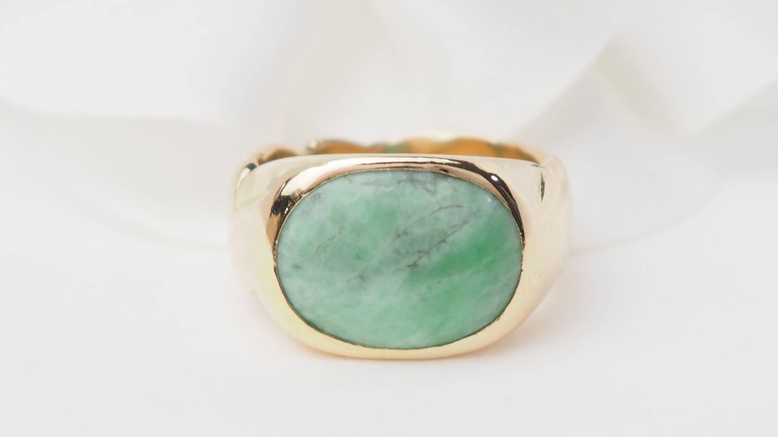 Bague chevalière en or jaune et cabochon jade