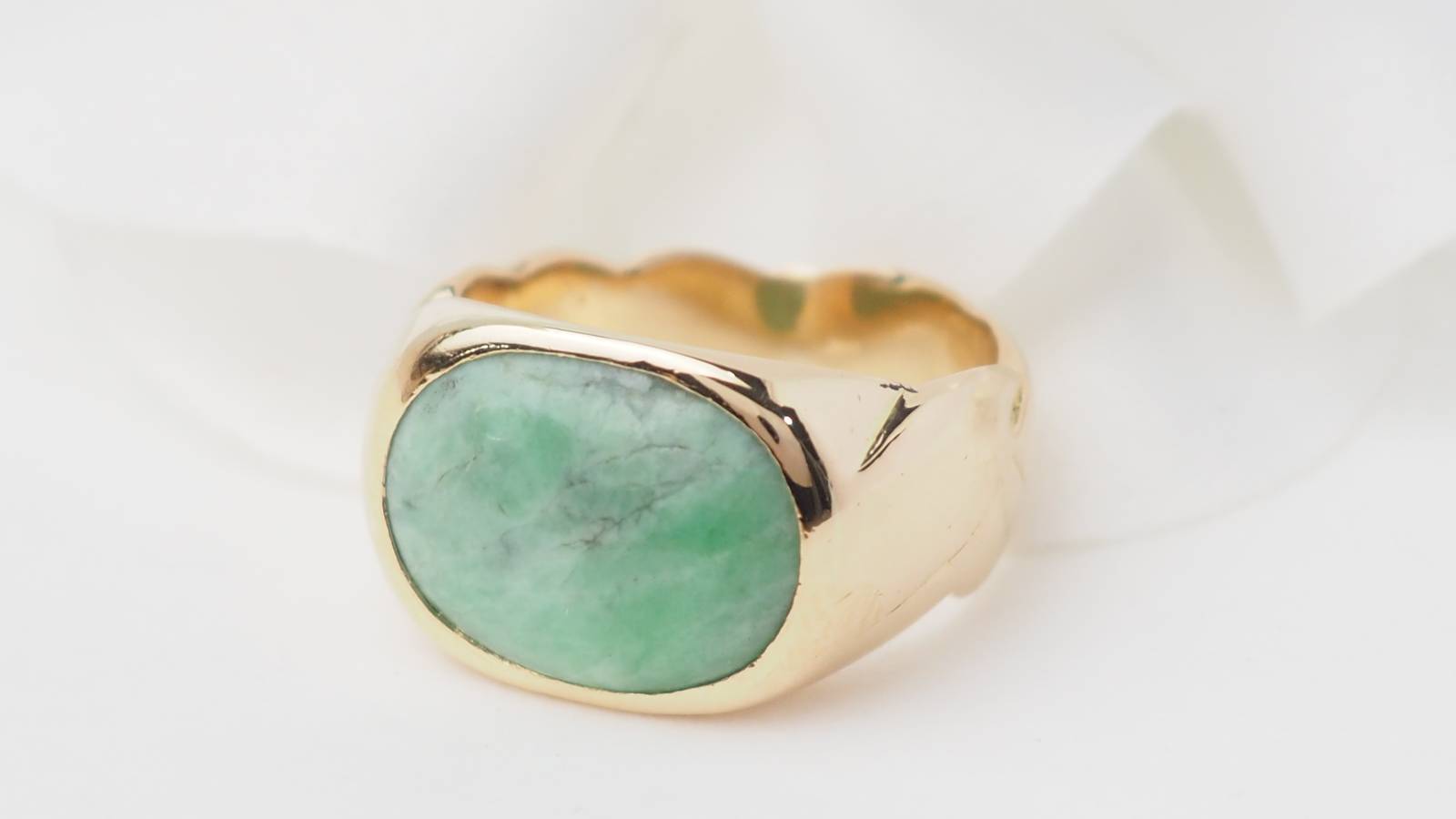 Bague chevalière en or jaune et cabochon jade