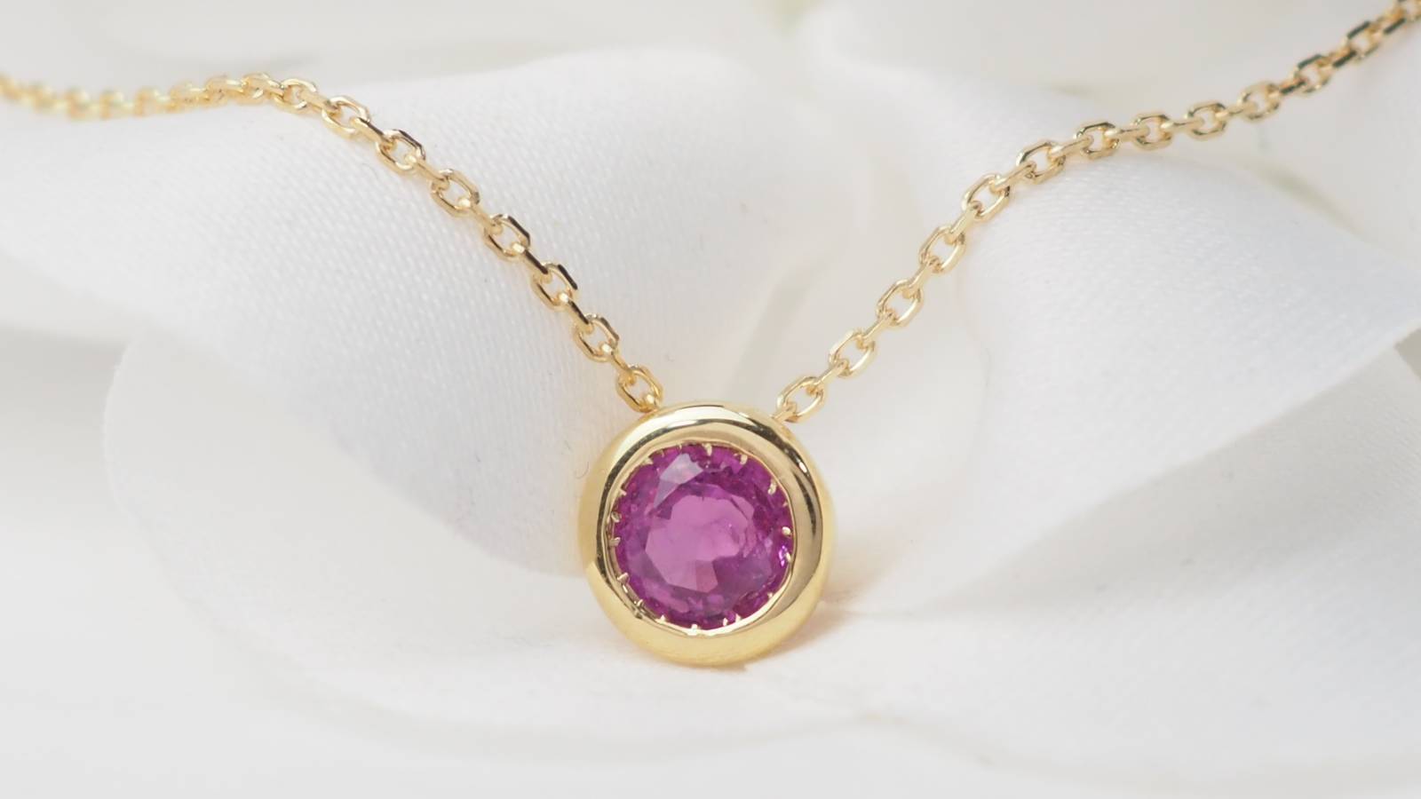 Collier solitaire en or jaune et rubis