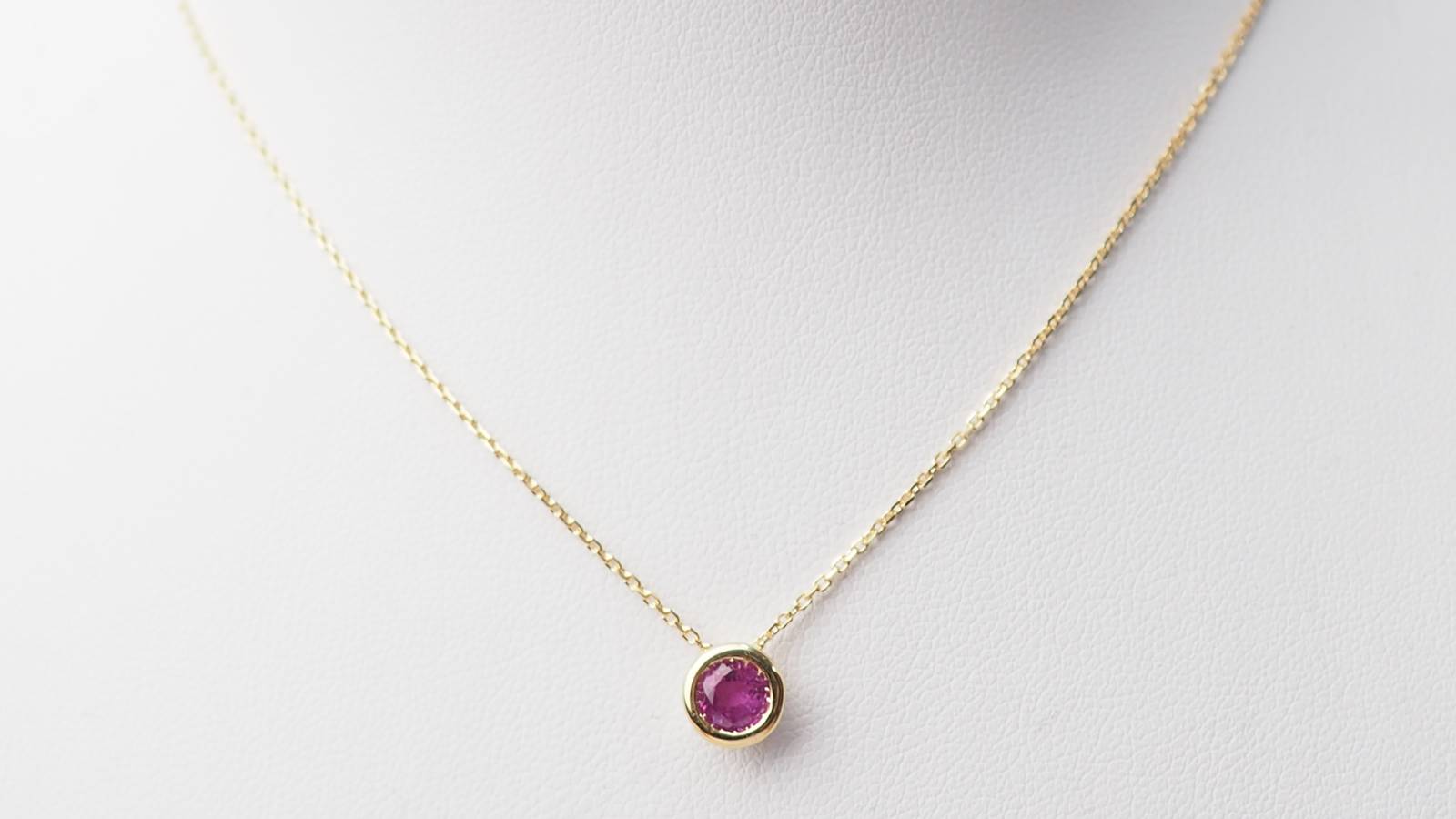 Collier solitaire en or jaune et rubis