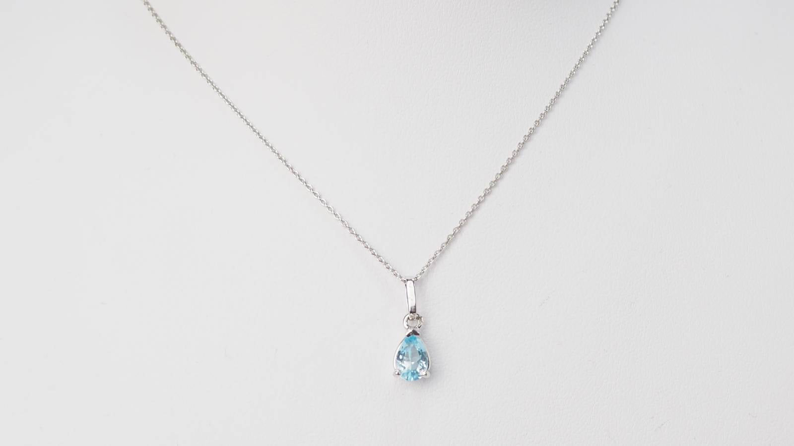 Collier solitaire en or blanc et topaze bleue