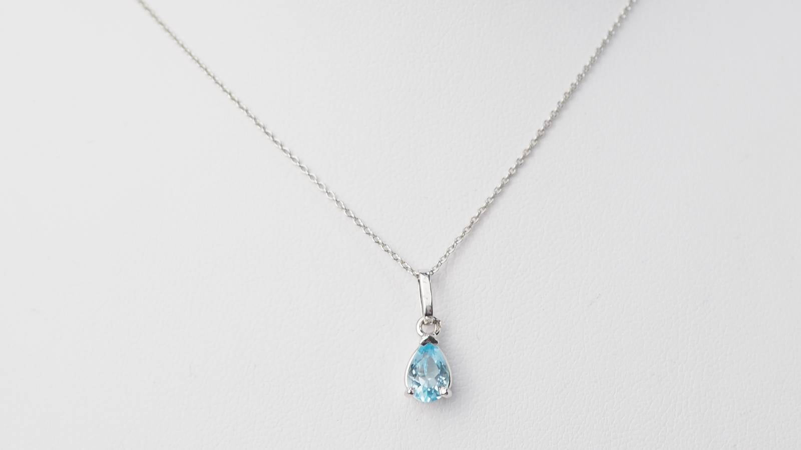 Collier solitaire en or blanc et topaze bleue