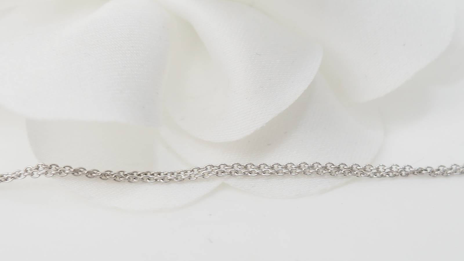 Collier solitaire en or blanc et topaze bleue