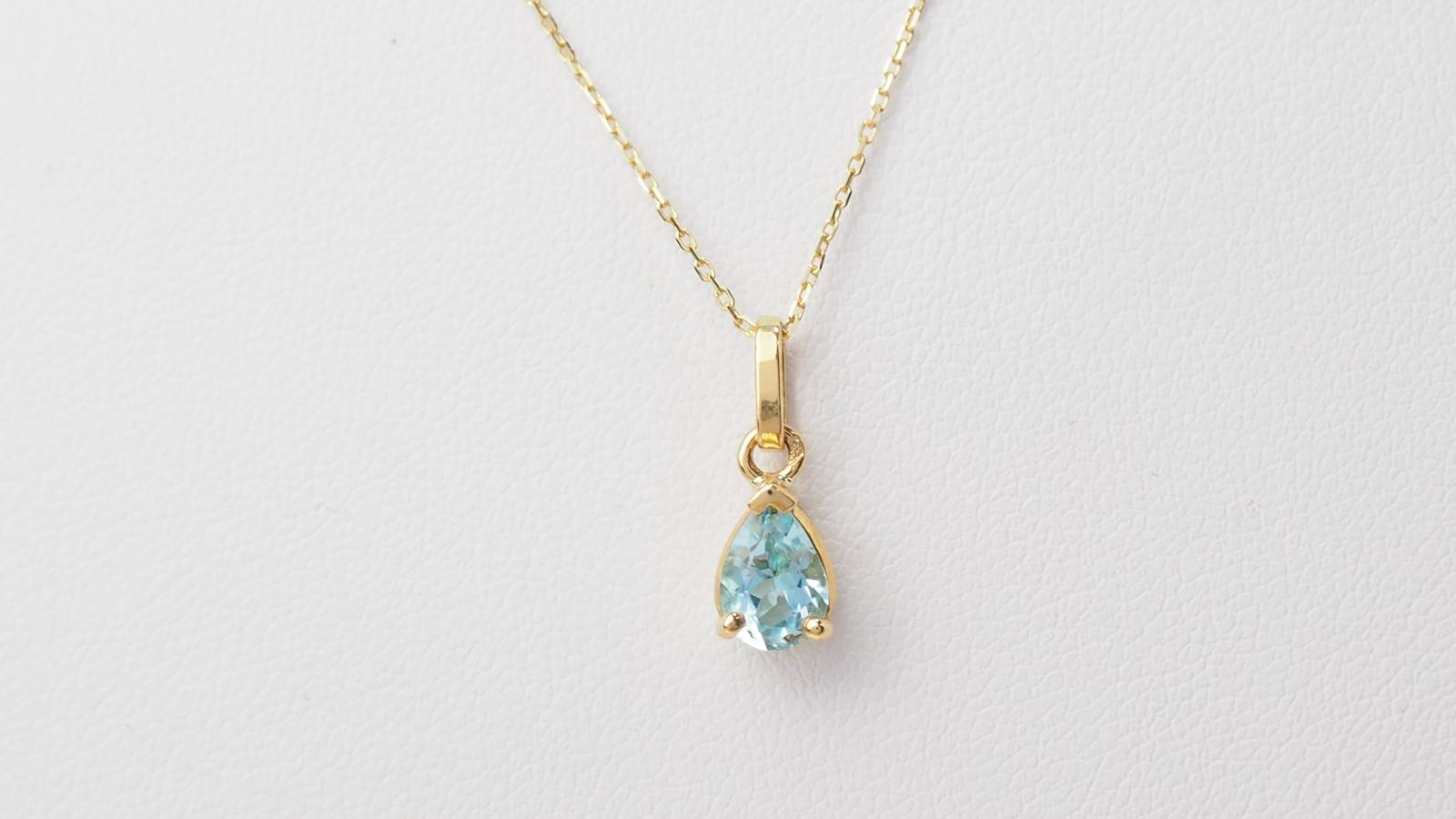 Collier solitaire en or jaune et topaze bleue