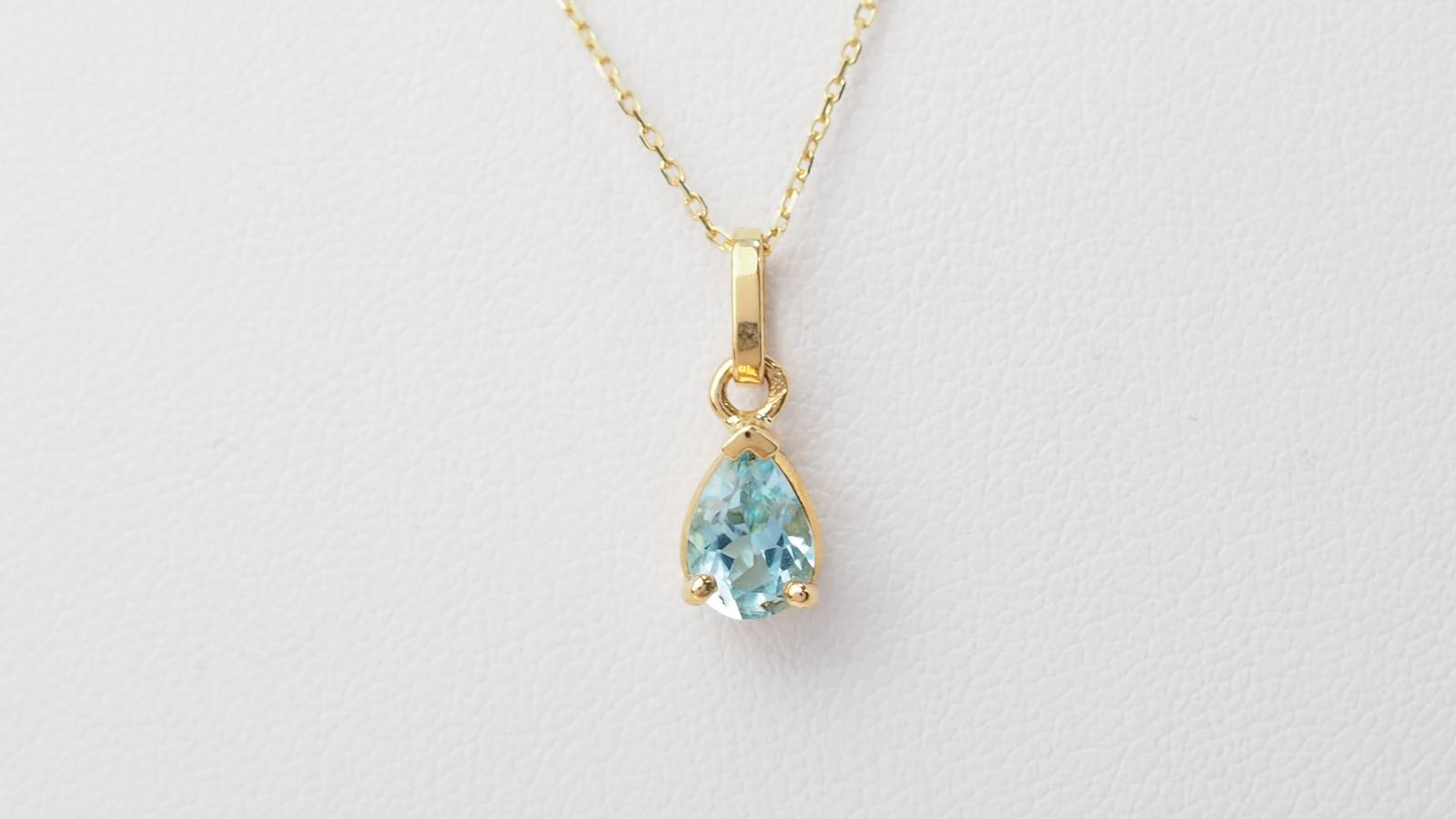 Collier solitaire en or jaune et topaze bleue