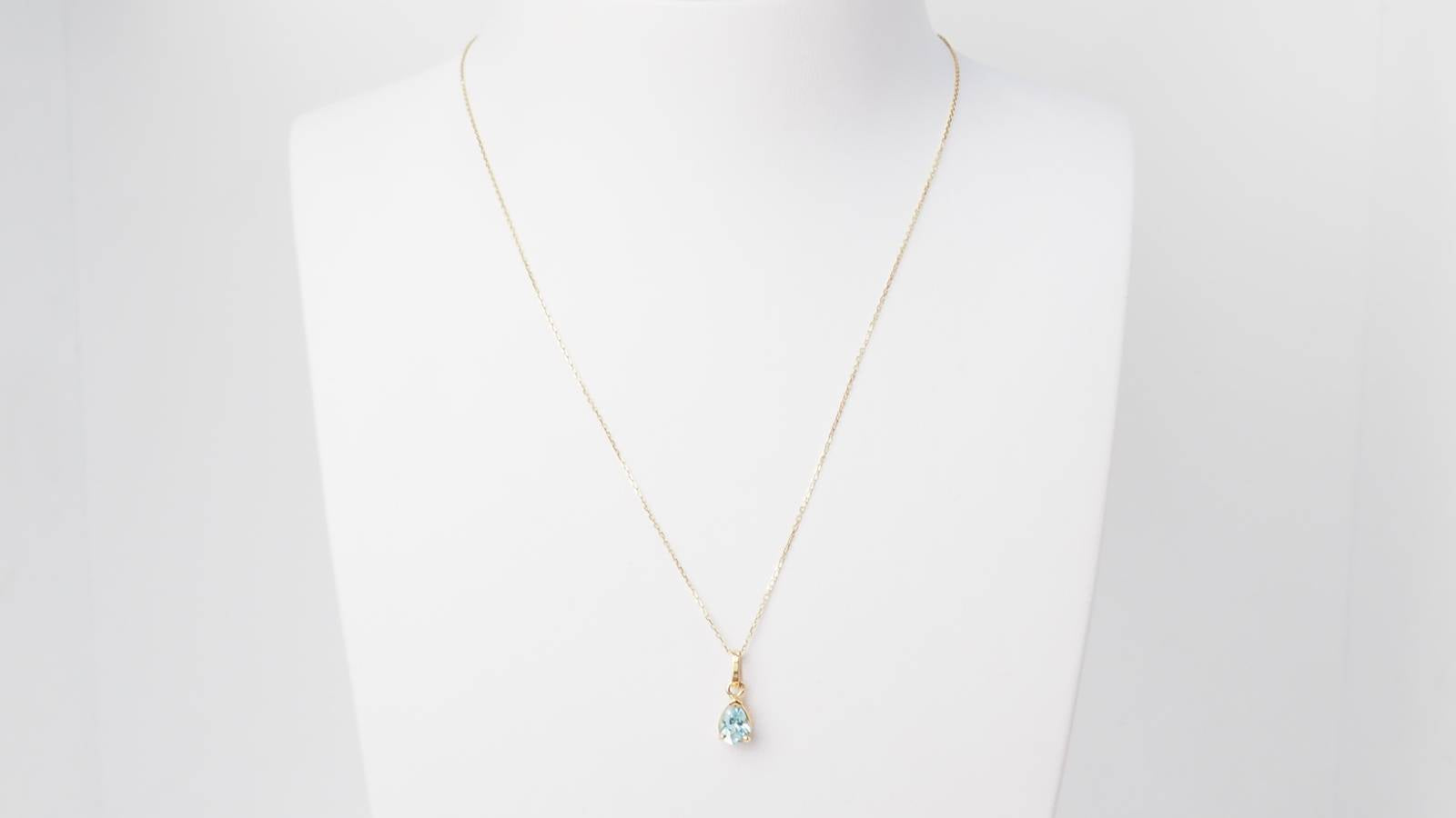Collier solitaire en or jaune et topaze bleue