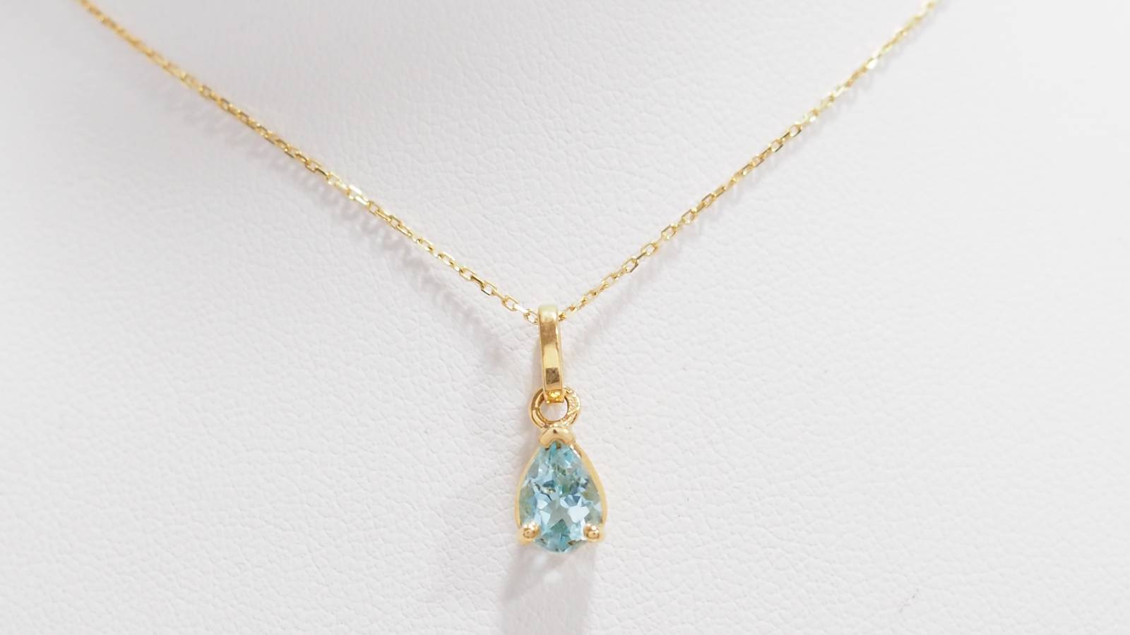 Collier solitaire en or jaune et topaze bleue
