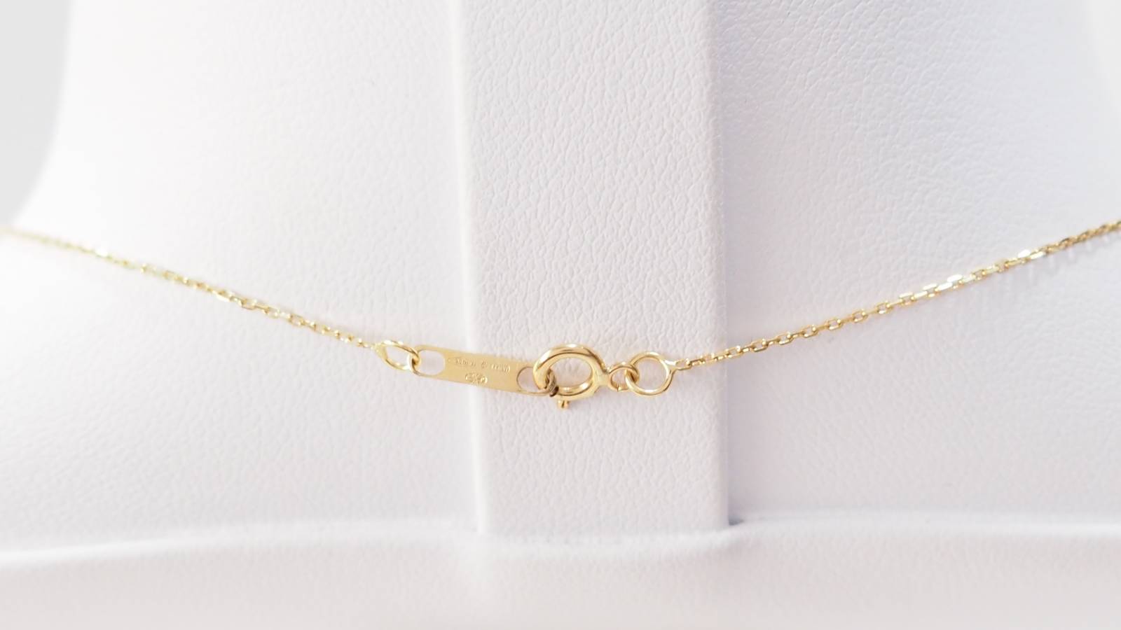 Collier solitaire en or jaune et topaze bleue