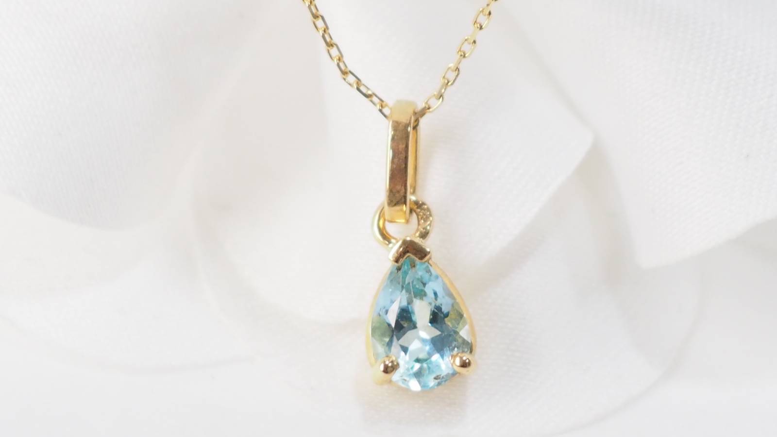 Collier solitaire en or jaune et topaze bleue