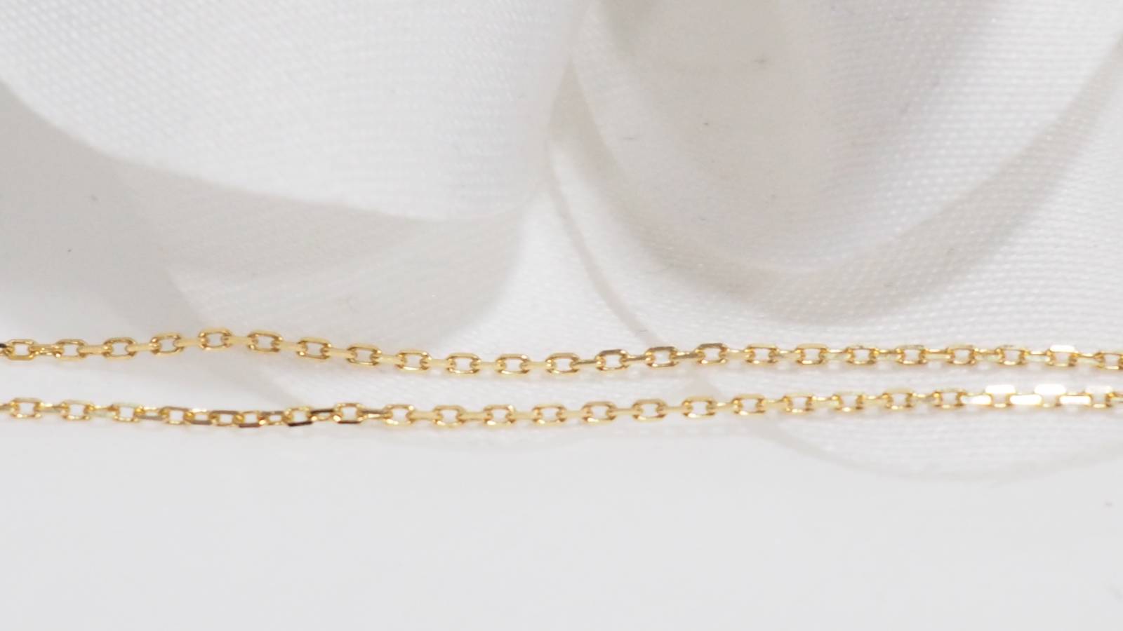 Collier solitaire en or jaune et topaze bleue