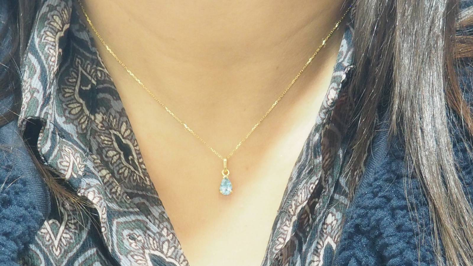 Collier solitaire en or jaune et topaze bleue
