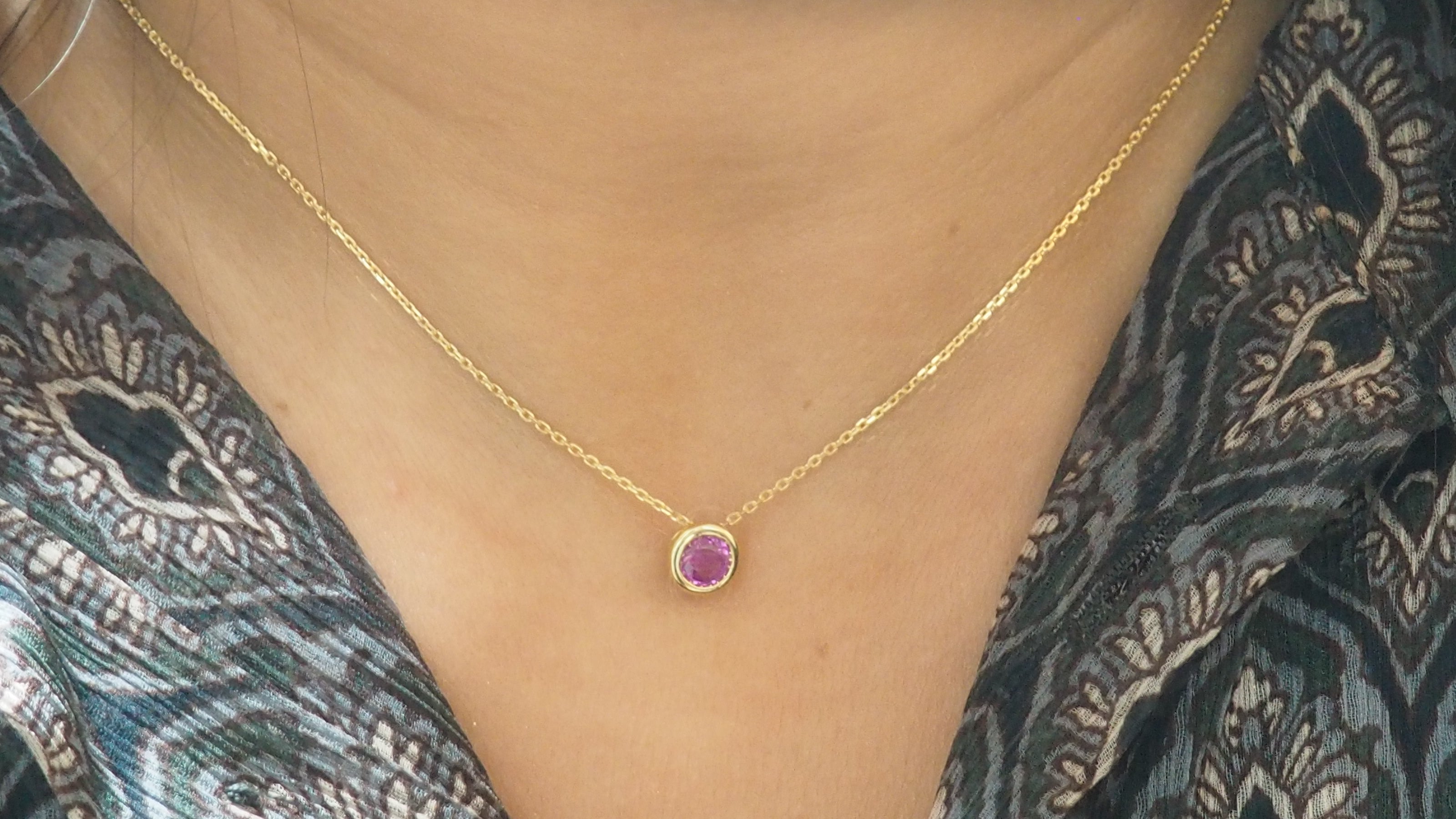 Collier solitaire en or jaune et rubis