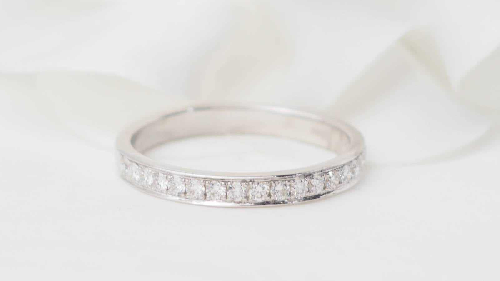 Demi alliance en or blanc et diamants 0.50ct