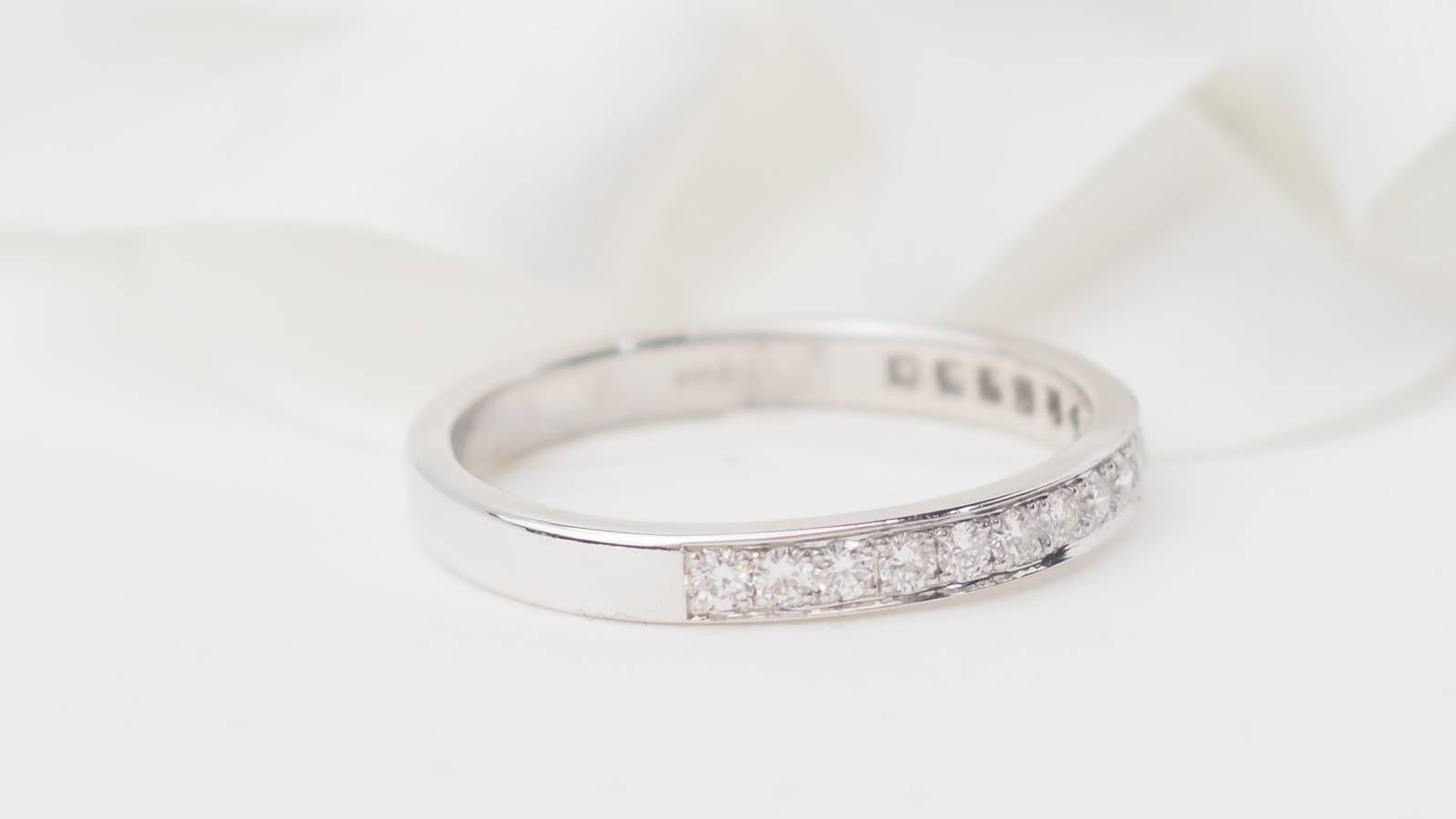 Demi alliance en or blanc et diamants 0.50ct
