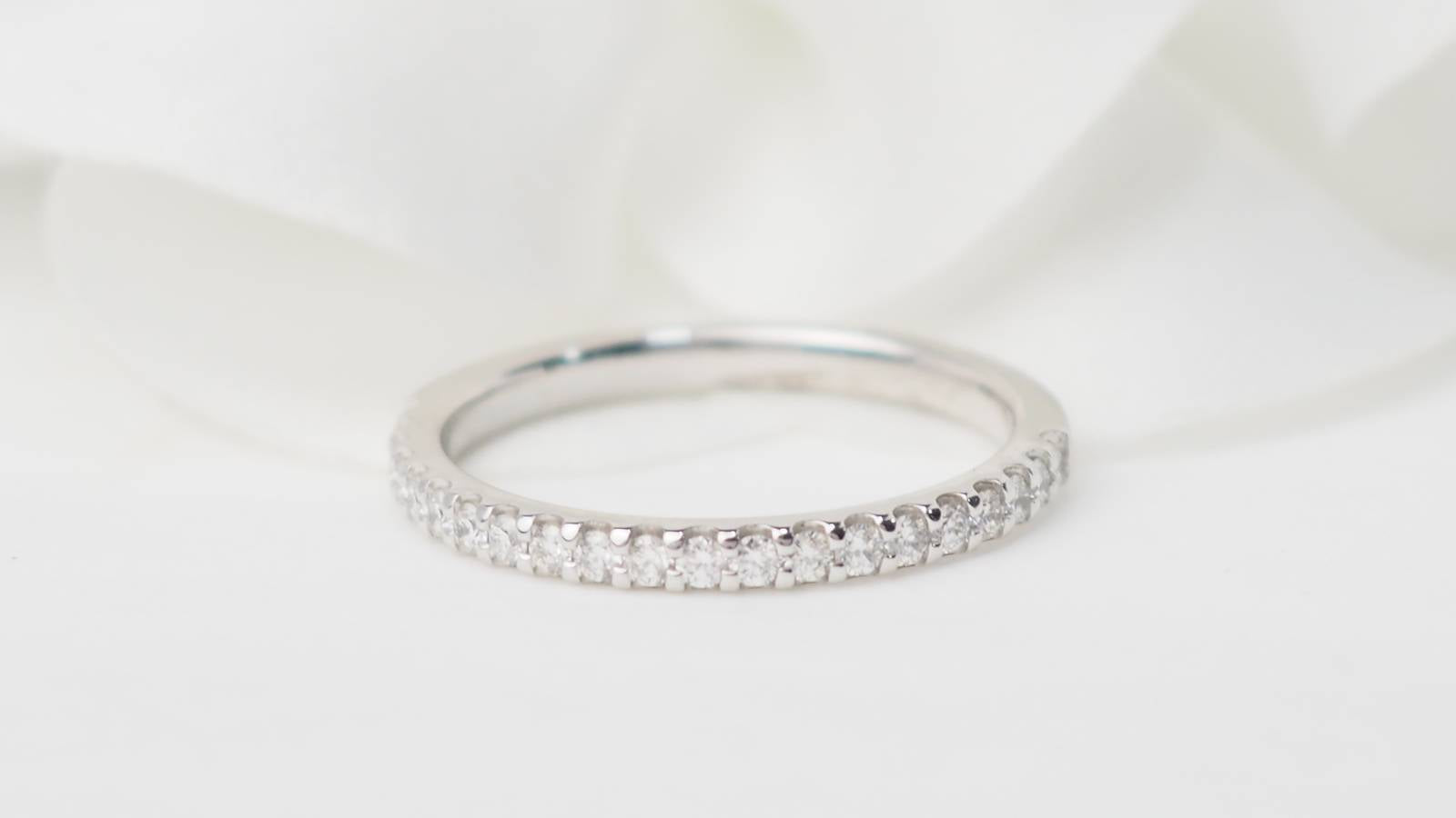 Demi alliance en or blanc et diamants 0.25ct