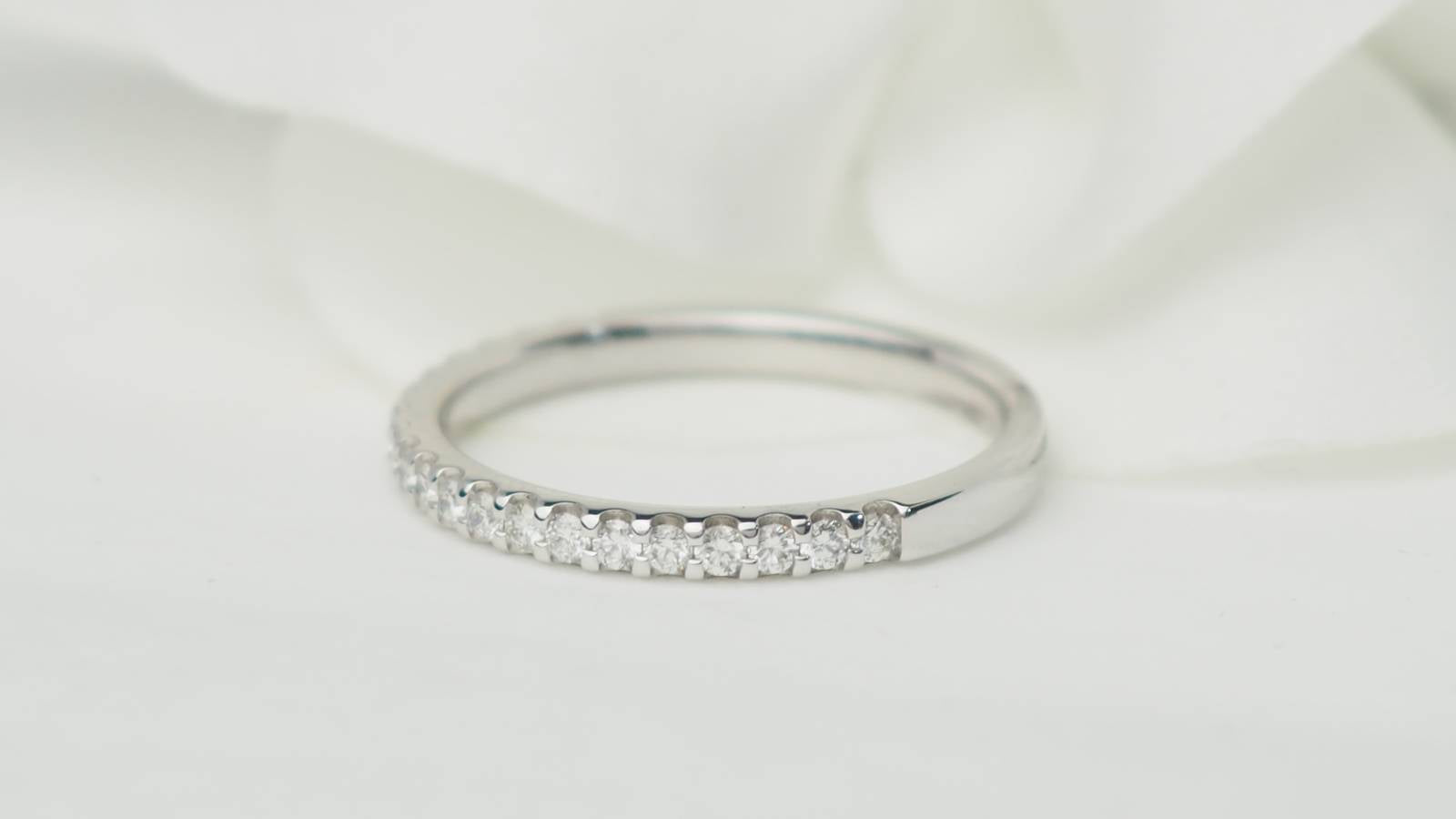 Demi alliance en or blanc et diamants 0.25ct