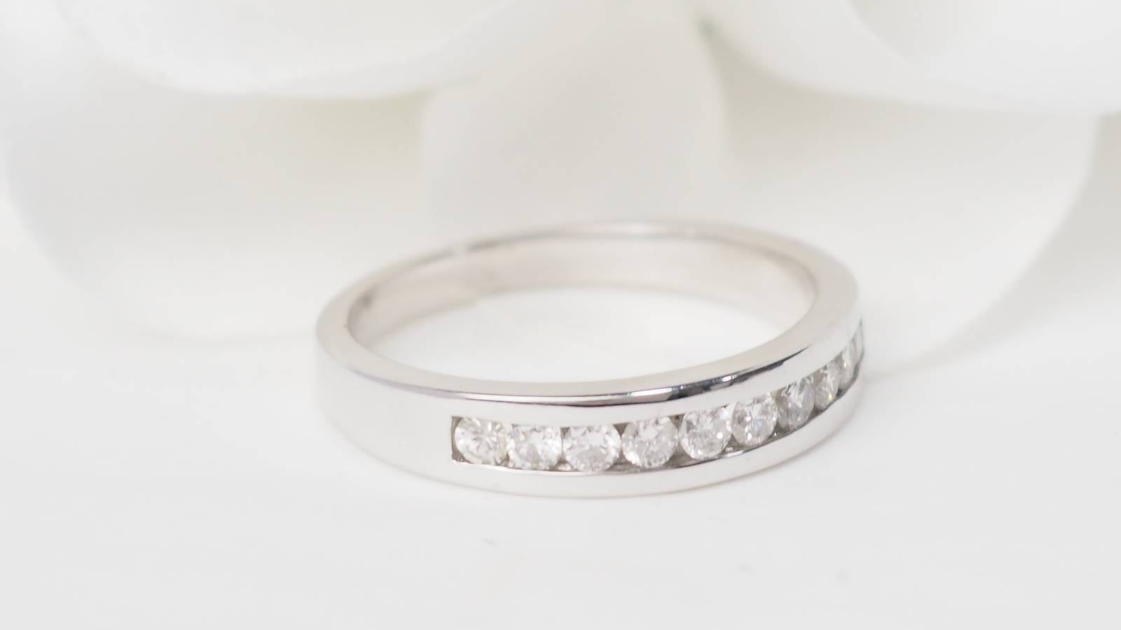 Demi alliance en or blanc et diamants 0.25ct