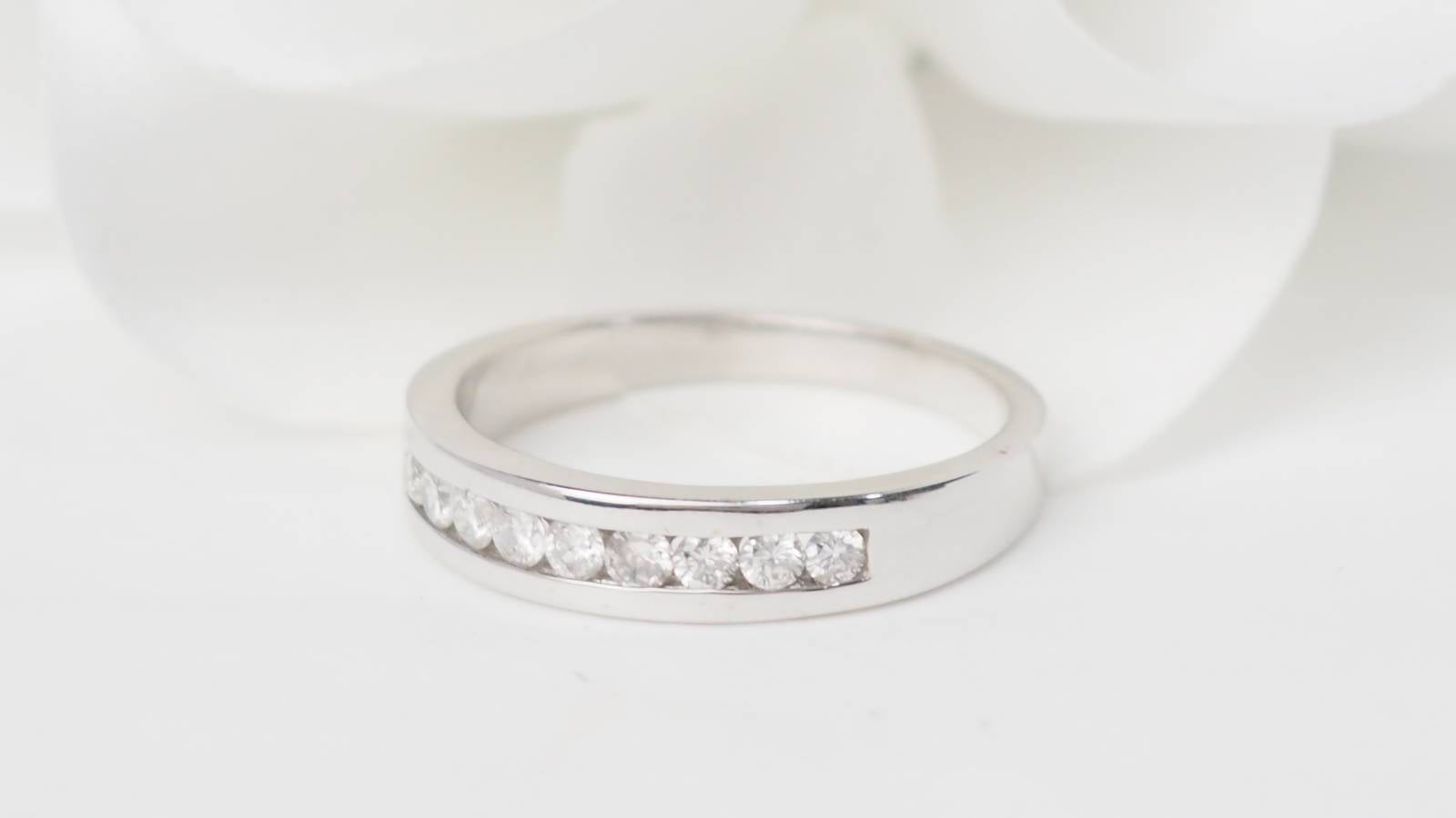 Demi alliance en or blanc et diamants 0.25ct
