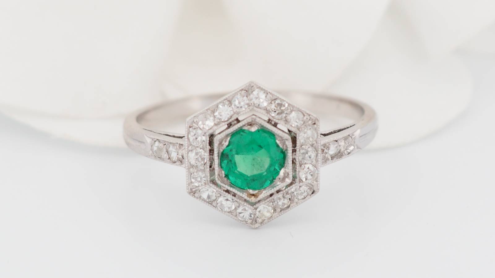 Bague hexagonale en platine, émeraude et diamants